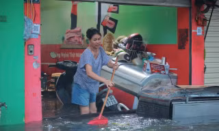 Người Hà Nội thức trắng cứu xe, dọn nhà giữa ngổn ngang bùn nước