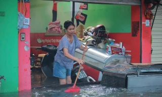 Người Hà Nội thức trắng cứu xe, dọn nhà giữa ngổn ngang bùn nước