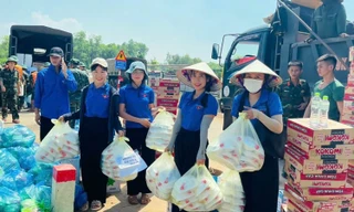 Đoàn viên nấu cơm, vận chuyển nhu yếu phẩm đến người dân vùng ngập Trung Giã