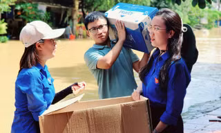 Sinh viên Thái Nguyên vượt lũ mang cơm đến từng nhà dân vùng ngập