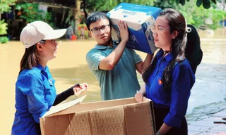 Sinh viên Thái Nguyên vượt lũ mang cơm đến từng nhà dân vùng ngập