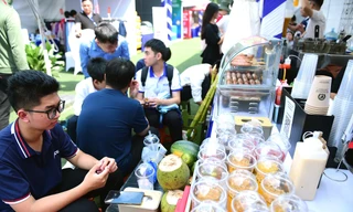 Khu ẩm thực ‘giá sinh viên’ hút giới trẻ tại Sóng Festival - Ngày thẻ Việt Nam 2025