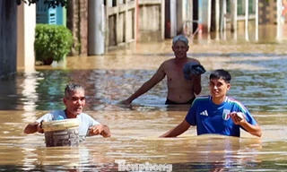 Huy động hàng trăm người cứu hộ dân vùng lũ Trung Giã