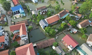 Những ngôi nhà trong biển nước ở ngoại thành Hà Nội