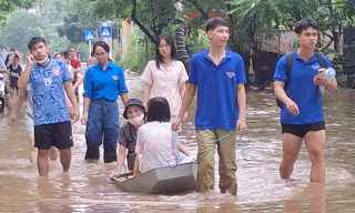 Thanh niên Hà Nội hỗ trợ dân di dời, dọn vệ sinh, gia cố đê sau bão số 10