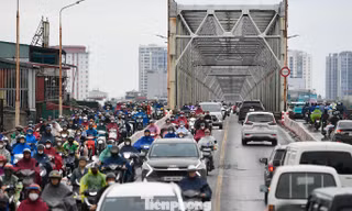 Người dân 'né' giờ cao điểm, cầu Chương Dương bớt cảnh quá tải
