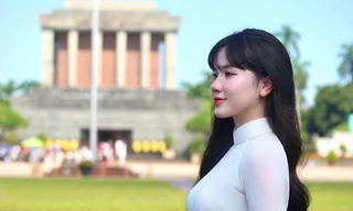 Cô gái Tuyên Quang về Hà Nội chụp ảnh áo dài, cầm cờ Tổ quốc trước Lăng Bác