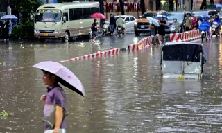 Hà Nội ngập bì bõm, ôtô nằm phơi mưa giữa đường