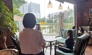 Nhiều bạn trẻ tò mò kéo đến quán cà phê sau vụ việc ‘tổng tài’