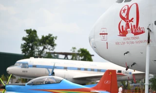 Sinh viên thích thú ngắm máy bay từng chở Bác Hồ