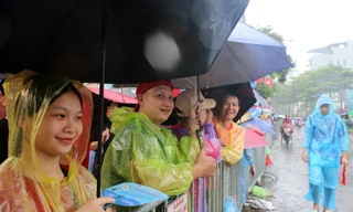 Mưa bất chợt ở trung tâm Hà Nội, người dân vẫn đội mưa chờ xem diễu binh