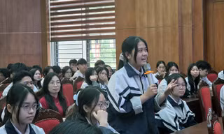 Học sinh Hà Nội tìm hiểu khởi nghiệp từ cấp THPT