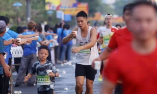 Không khí sôi động trên đường chạy Khánh Hoà