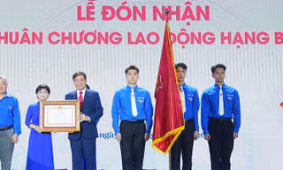 Đoàn Thanh niên trường Đại học Ngoại ngữ nhận Huân chương Lao động hạng Ba