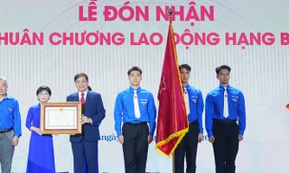 Đoàn Thanh niên trường Đại học Ngoại ngữ nhận Huân chương Lao động hạng Ba