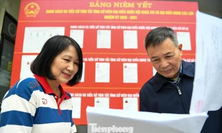 Cử tri Hà Nội nghiên cứu chương trình hành động của các ứng cử viên