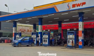 Cây xăng vắng vẻ khi giá giảm, nhiều người ung dung 'đổ đầy bình'