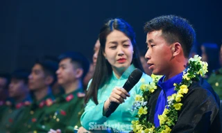 Trưởng bản chạy trong đêm cứu hơn 90 người, cảnh sát kể về ‘cuộc chiến không tiếng súng’