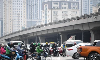 Dòng xe nối đuôi nhau rời Hà Nội, cửa ngõ phía Bắc ùn ứ cục bộ