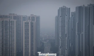 Mưa phùn không làm tan sương: Hà Nội mịt mù và ngột ngạt, tầm nhìn giảm mạnh