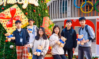 Xếp hàng xuyên đêm check-in cây thông Noel cao bằng tòa nhà 3 tầng ở Hà Nội