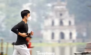 Người Hà Nội đổi lịch tập thể dục để 'né bụi'