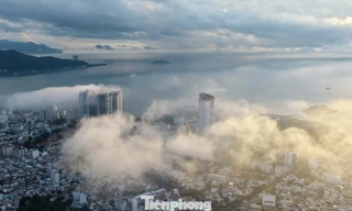 Lý do sương mù dày đặc phủ kín phố biển Nha Trang 
