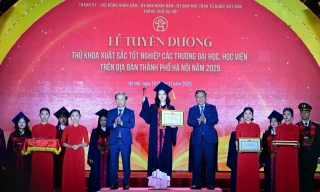 Hà Nội tuyên dương 95 thủ khoa xuất sắc năm 2025
