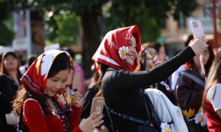 Trai xinh gái đẹp nô nức check-in concert ‘anh Long’