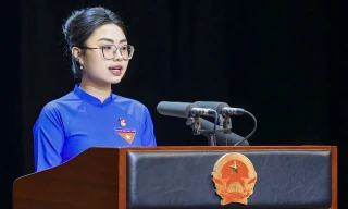 Nữ sinh Học viện Ngoại giao đại diện thanh niên phát biểu tại Lễ kỷ niệm 50 năm Quốc khánh Lào