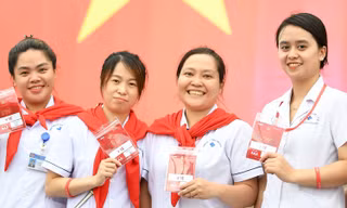 Khán giả tìm góc đẹp check-in trước ‘Tổ quốc trong tim’