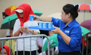 Tình nguyện viên tiếp sức người dân xem sơ duyệt diễu binh, diễu hành