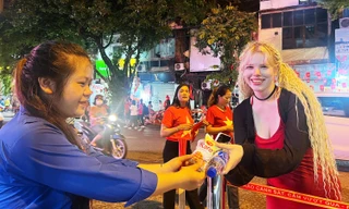 Tình nguyện viên xuyên đêm giữ sạch mọi ngả đường quanh Quảng trường Ba Đình trước lễ Tổng duyệt A80