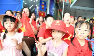 Người dân đến sớm, cùng hát ‘Như có Bác Hồ trong ngày vui đại thắng’ trước giờ sơ duyệt diễu binh