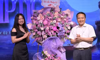Xúc động chia sẻ từ thầy cô và sinh viên năm cuối trong đêm 'Blue Moon Party 2025'