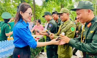 Áo xanh tình nguyện tiếp sức lực lượng diễu binh, diễu hành A80