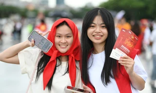 Khán giả trẻ đến Mỹ Đình từ sớm chờ ‘Tổ quốc trong tim’