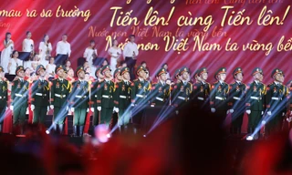 Hơn 50.000 người ở Mỹ Đình hòa chung nhịp 'Tiến quân ca'