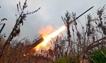 Bệ phóng rocket đa nòng Grad của Nga bắn về phía vị trí của Ukraine tại địa điểm không được công bố, ngày 12/11. (Ảnh: AP)