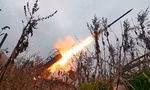 Bệ phóng rocket đa nòng Grad của Nga bắn về phía vị trí của Ukraine tại địa điểm không được công bố, ngày 12/11. (Ảnh: AP)