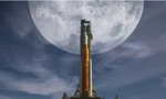 Sau sự cố tên lửa, NASA lùi thời điểm đưa người đổ bộ Mặt trăng