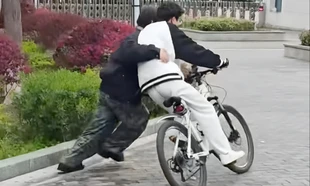 Sinh viên cao học kiếm tiền tỉ nhờ dạy người lạ đi xe đạp