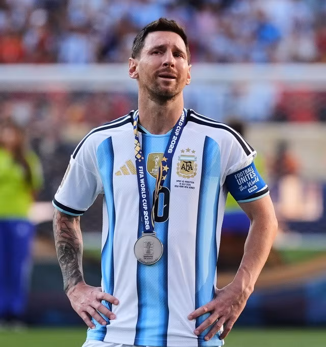 Messi né CĐV, vội rời sân bay khi trở lại Argentina