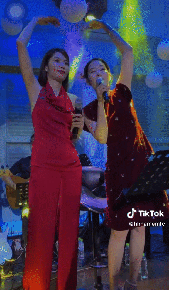 Cả hai tạo hình trái tim gửi tặng khán giả sau phần thể hiện của bản thân. Cả hai tạo hình trái tim gửi tặng khán giả sau phần thể hiện của bản thân.