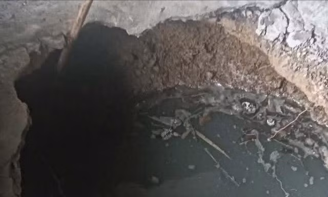 Tổ chức di dời ngôi nhà sàn của gia đình bà Lương Thị Xuân ra khỏi nơi nguy hiểm. 