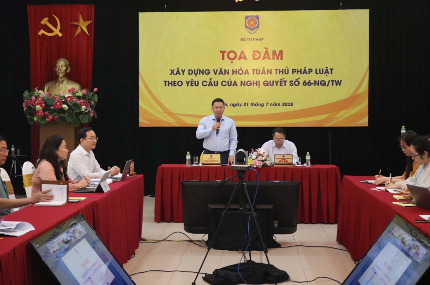 Thứ trưởng Bộ Tư pháp Nguyễn Thanh Ngọc và Cục trưởng Lê Vệ Quốc điều hành phiên tọa đàm. screen-shot-2025-07-31-at-194712.png