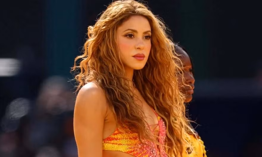 Shakira áp sát kỷ lục