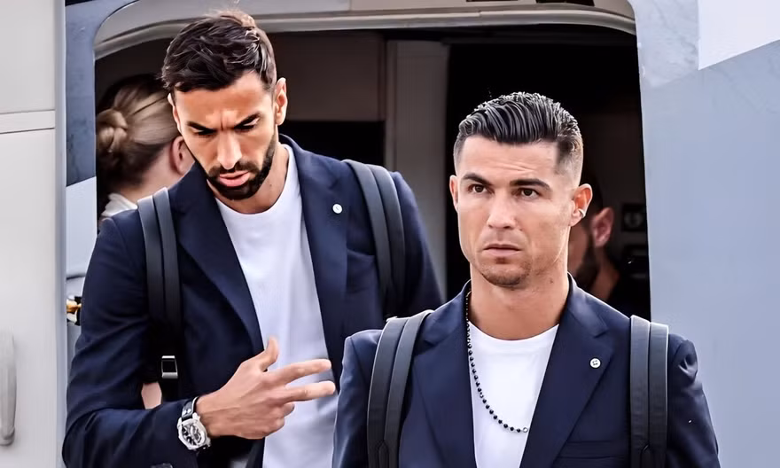 Hình ảnh Ronaldo xách vali về nước 