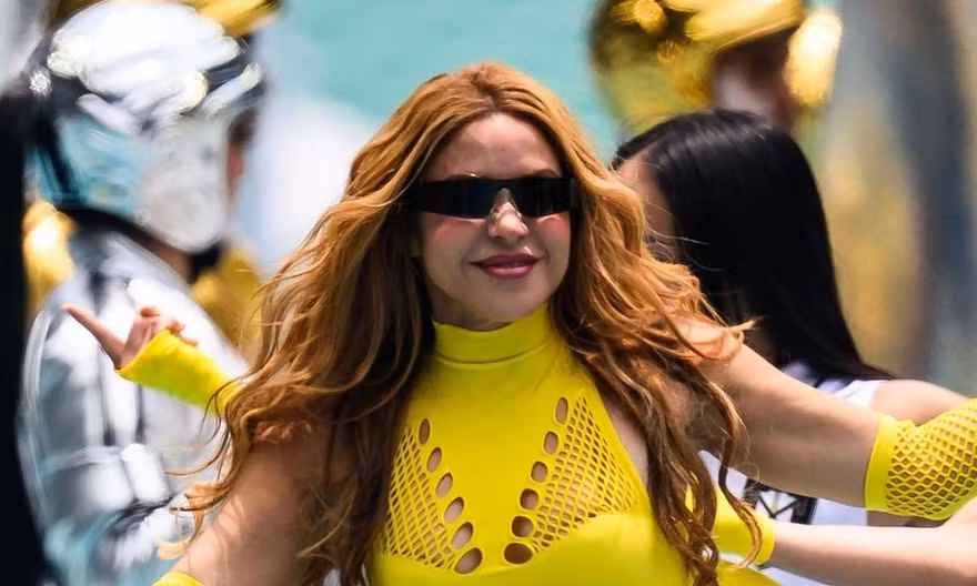Shakira áp sát kỷ lục