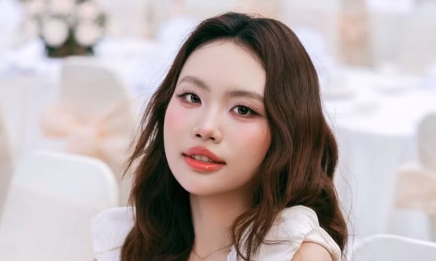 Phương Mỹ Chi hoãn lịch gấp